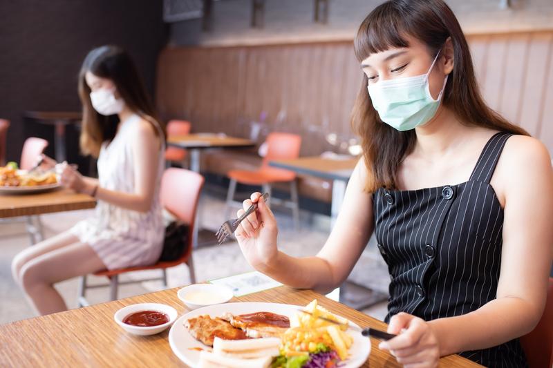 COMMENT LES RESTAURANTS PEUVENT MINIMISER L’IMPACT DE LA COVID-19