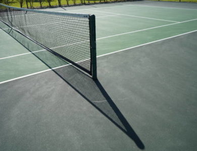 Comment vérifier l’état du béton après une rénovation court de tennis en béton poreux Paris
