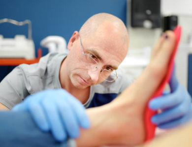 Un podologue à Lyon est-il équipé pour faire un scanner ou un moulage numérique du pied ?