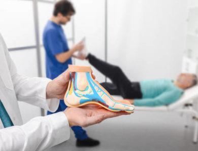 Comment un podologue pour adultes à Lyon adapte-t-il son traitement en fonction du mode de vie du patient ?