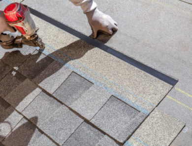 Couvreur à Bron : Comment un couvreur bronnais peut-il prolonger la durée de vie d’une toiture ancienne ?