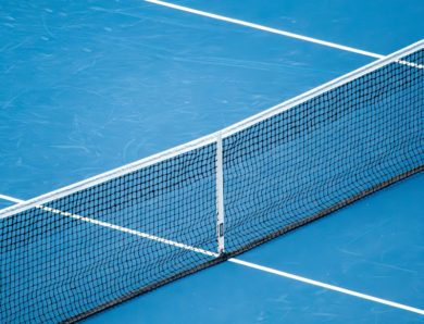 Une Entreprise construction terrain de tennis peut-elle installer les clôtures, l’éclairage et les équipements sportifs en même temps que le terrain ?